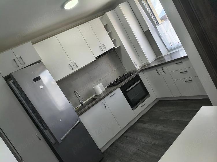 Apartament cu 3 camere decomandat în Tractorul