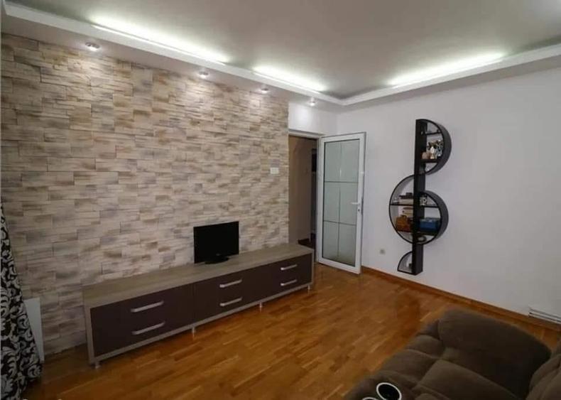 Apartament cu 4 camere, decomandat, zona Dacia - 1