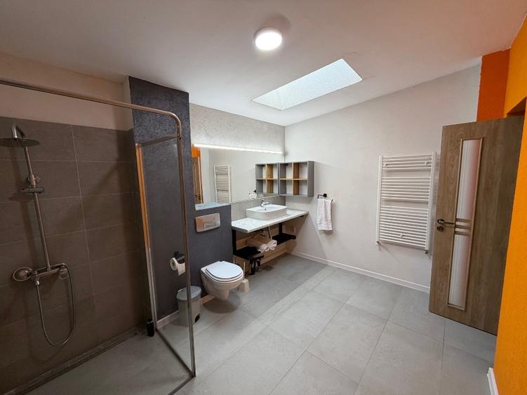 Apartament cu 4 camere decomandat, mobilat în Lascăr Catargiu