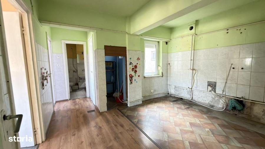 Apartament cu 4 camere semidecomandat în Central