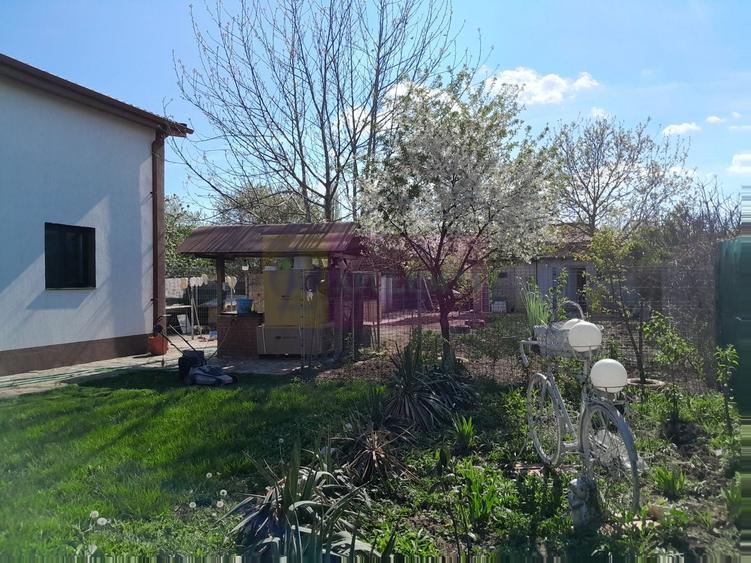 Casă individuală cu 5 camere cu Canalizare în Tineretului