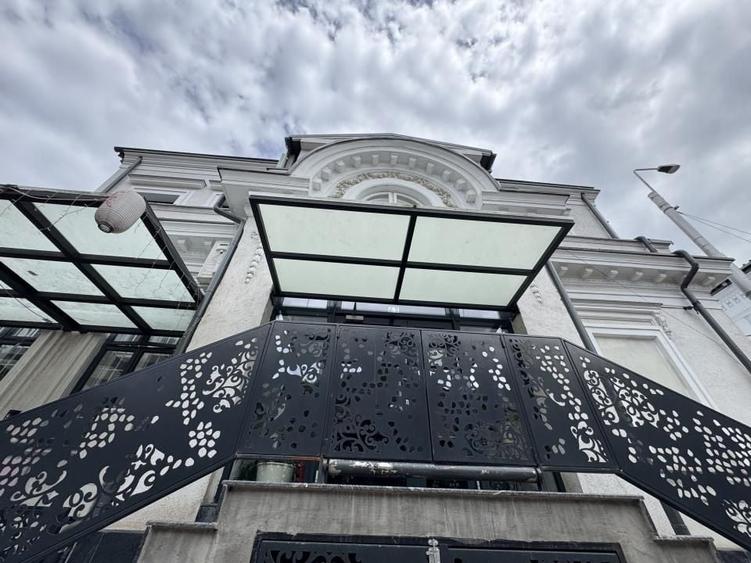 Casă individuală cu 10 camere cu Canalizare în Moșilor