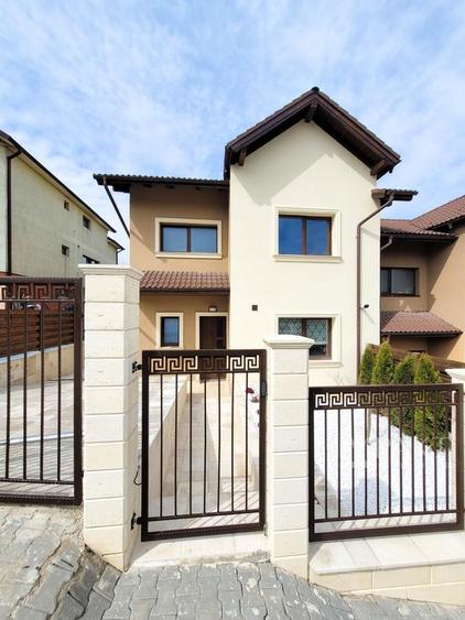 Casă individuală cu 4 camere decomandat cu Piscina în Gruia