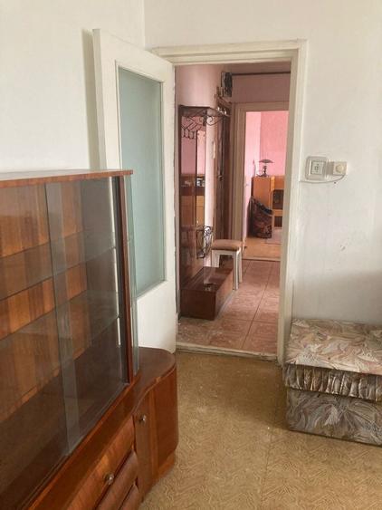 Apartament cu 3 camere semidecomandat în Sud