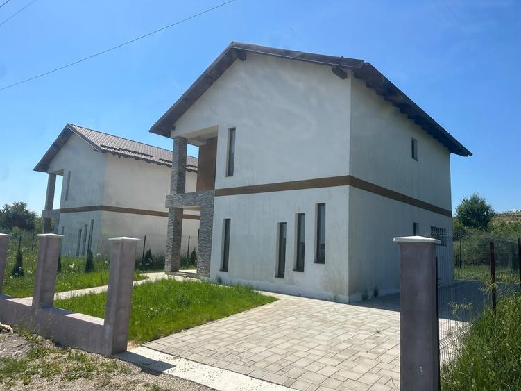 Casă individuală cu 4 camere cu Teren 300 Mp în Câmpenești