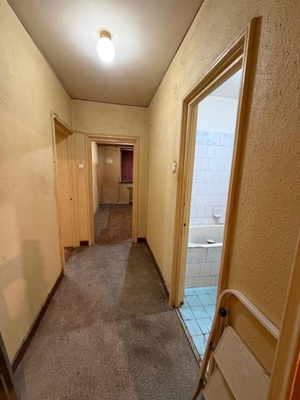 Apartament cu 3 camere semidecomandat în Calea București