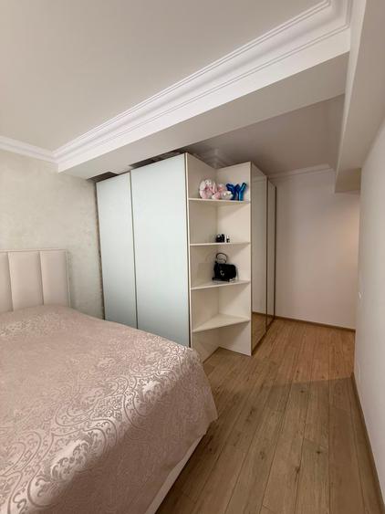 Apartament cu 4 camere decomandat în Drumul Taberei