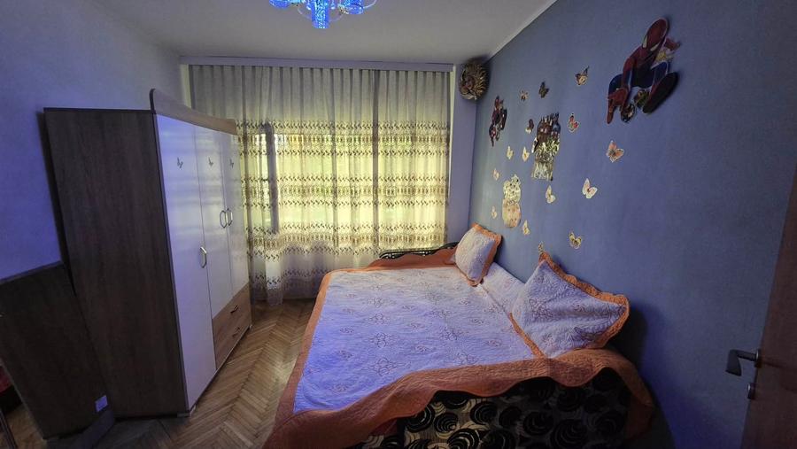 Apartament cu 3 camere decomandat în Lacul Tei