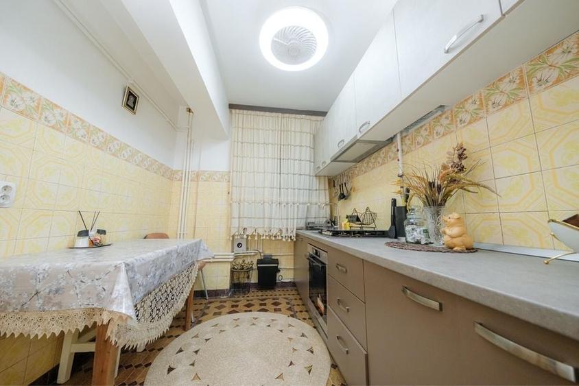 Apartament cu 3 camere decomandat în Km 4
