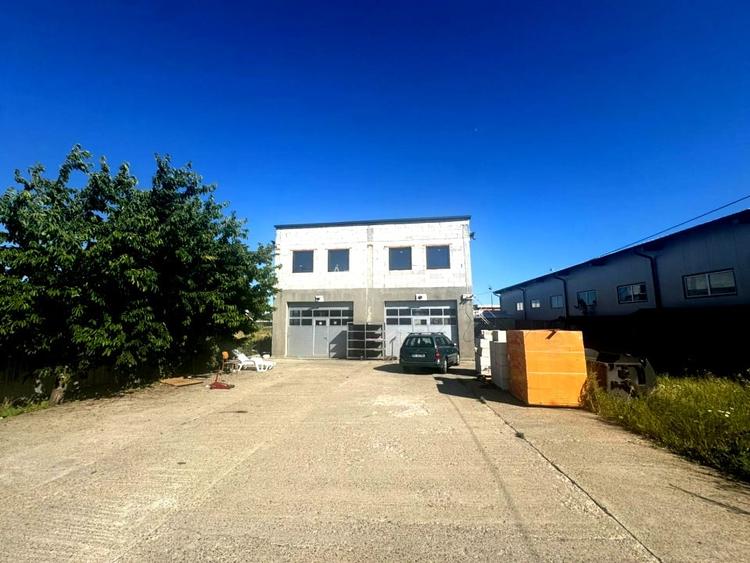 Vanzare-Hala spatioasa, ideala pentru diverse activitati comerciale industriale Vanzare-Hala spatioasa, ideala pentru diverse activitati comerciale industriale