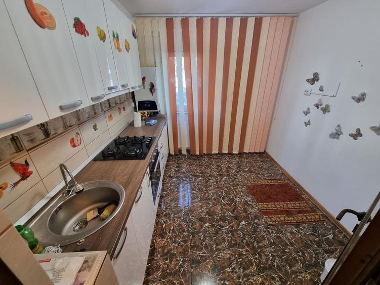 Apartament decomandat 3 camere ,zona CET - 4