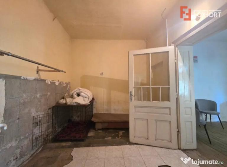 Casă cu 5 camere cu Teren 380 Mp în Funcționarilor
