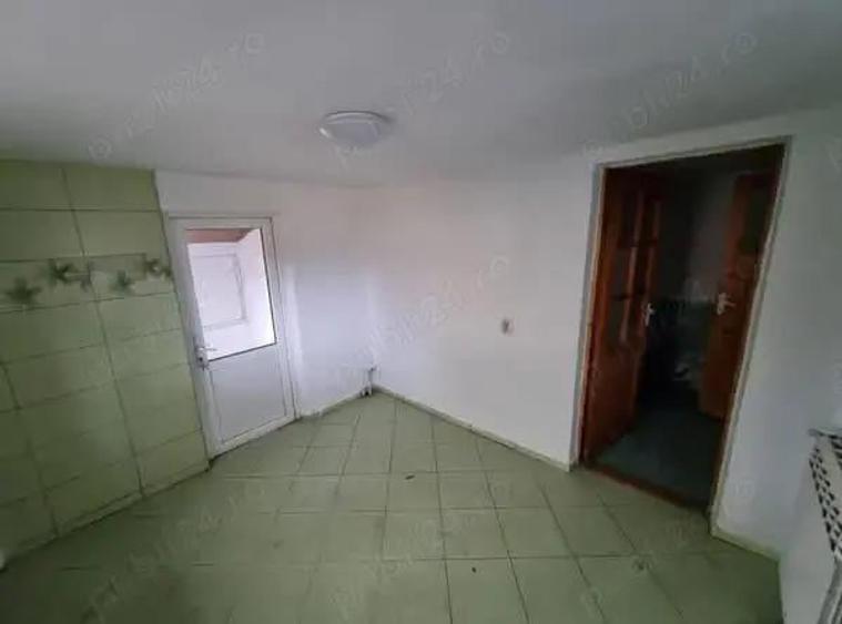 A 39 Proprietarul vinde in Buhu?i ,casa 3 camere la strada , - 6