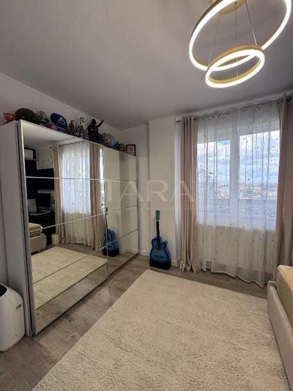Apartament cu 3 camere semidecomandat, mobilat în Dâmbul Rotund