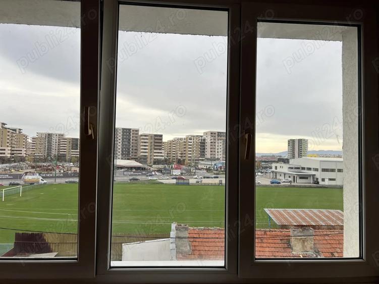 Garsoniera de vanzare cu priveli?te spre terenul de fotbal