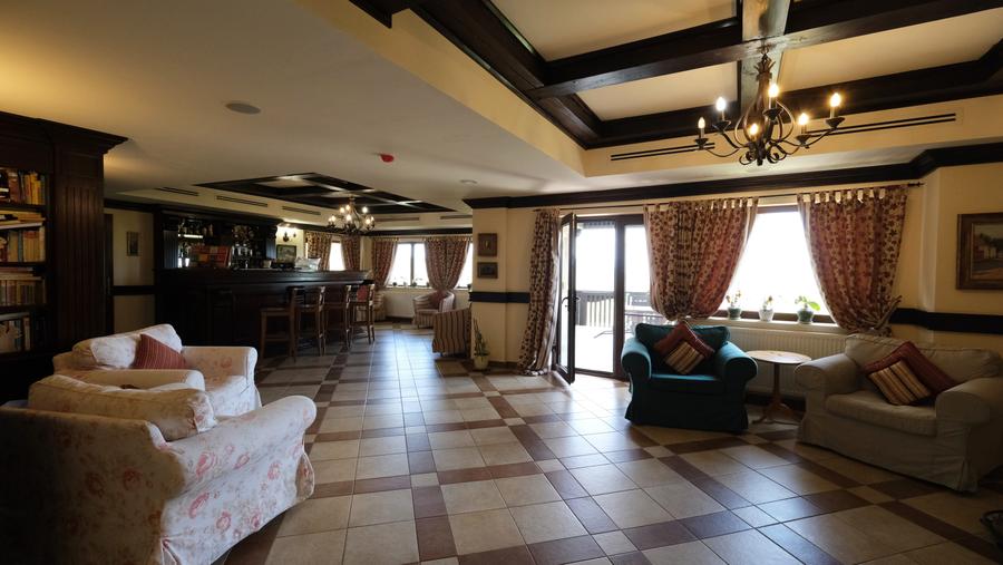 Vanzare hotel in zona superba de munte cu priveliste incredibila din camere - 25