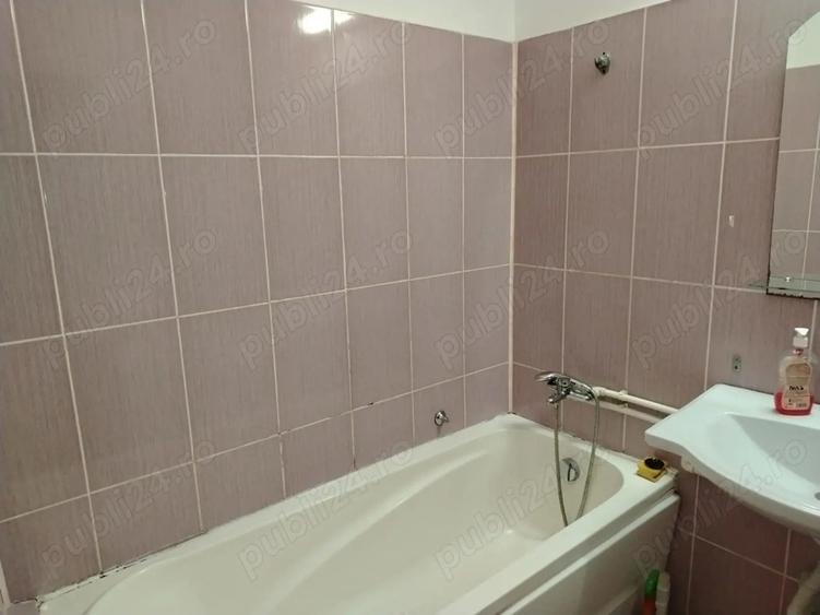 Propr. ofer ptr. inchiriere gars. 35 mp,ptr.minim un an de zile,la 375 E luna,la Eroii Revolutiei - 7