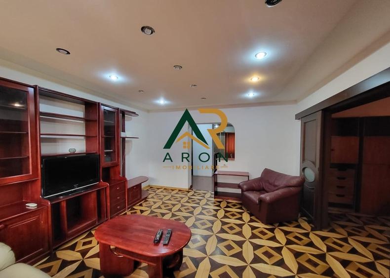 Apartament cu 3 camere semidecomandat, mobilat în P-ța Muncii