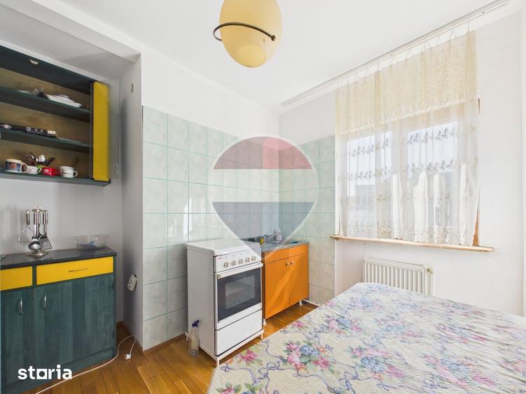 Casă cu 6 camere cu Teren 2208.64 Mp în Central