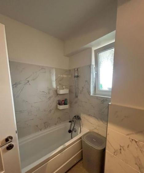Apartament cu 3 camere semidecomandat, mobilat în Rahova