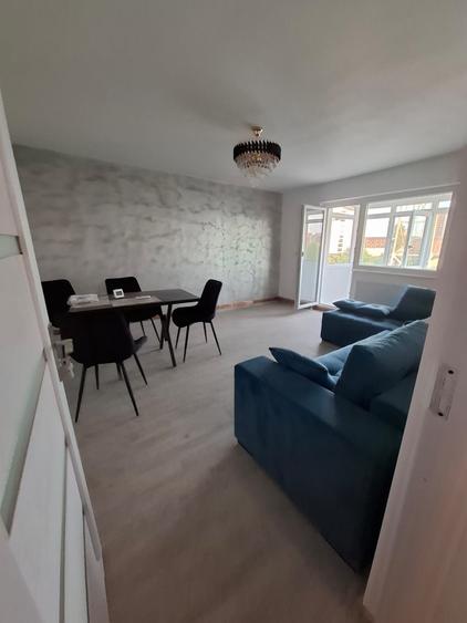 Apartament cu 3 camere decomandat în Rovine