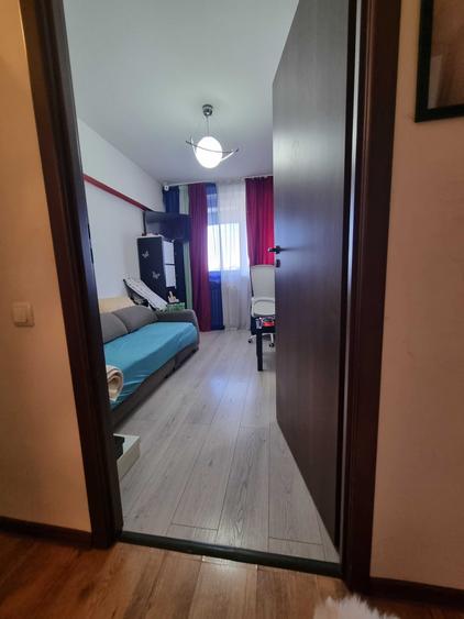 Apartament cu 3 camere decomandat în Drumul Taberei