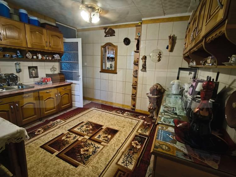 Casă individuală cu 9 camere cu Canalizare în Central