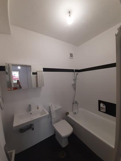 Apartament cu 4 camere decomandat în Tei