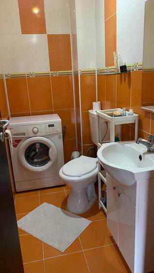 Apartament cu 3 camere semidecomandat în Berceni