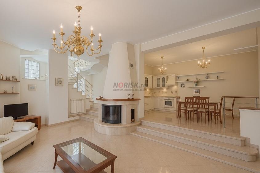 Casă cu 9 camere cu Teren 4500 Mp în Domnești