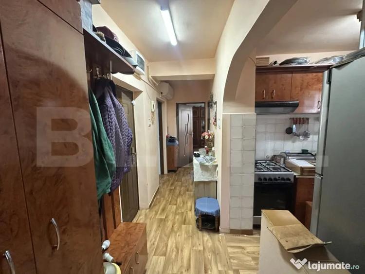 Apartament cu 3 camere decomandat în Botizului