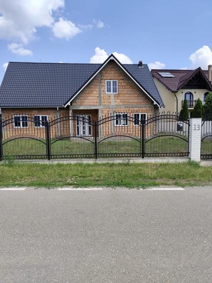 Casă cu 4 camere în Dumbrava
