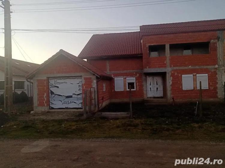 Casă cu 5 camere cu Teren 1000 Mp în Peciu Nou