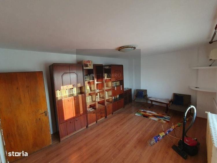 Apartament cu 4 camere decomandat în Costin Georgian