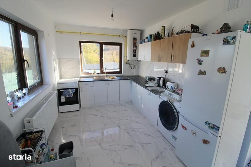 Casă cu 3 camere decomandat în Teliucu Inferior