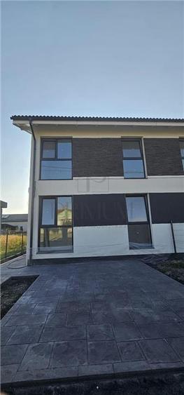 Duplex cu 4 camere cu Canalizare în Moșnița Nouă