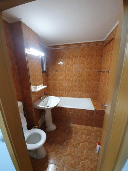 Apartament cu 3 camere decomandat în Tractorul