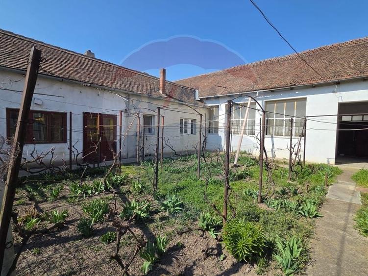 Casă cu 5 camere cu Teren 1010 Mp în Ultracentral