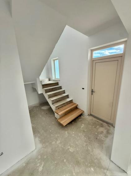 Casă cu 5 camere cu Teren 480 Mp în Horodnic