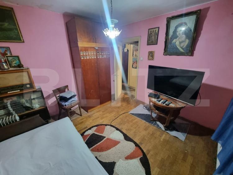 Apartament cu 3 camere semidecomandat în Calea București