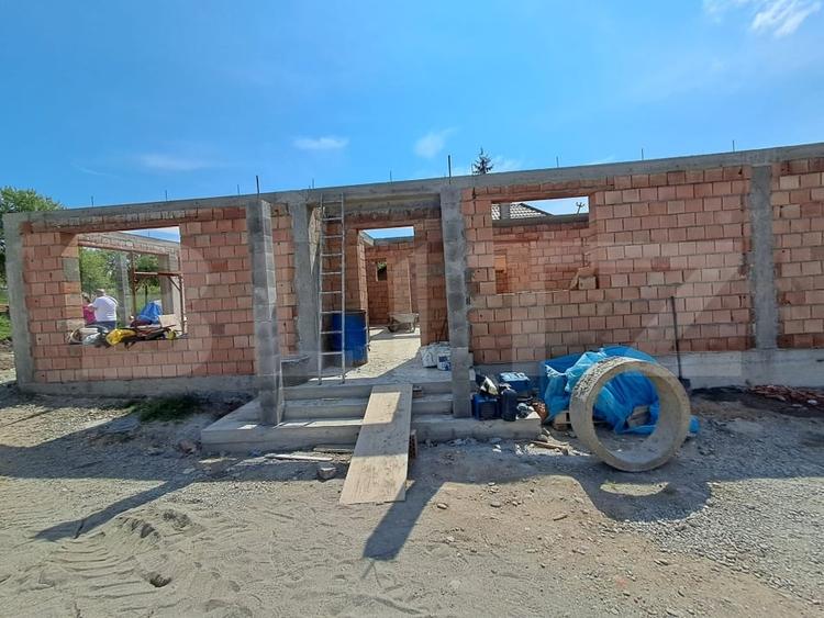 Casă individuală cu 5 camere cu Canalizare în Corunca
