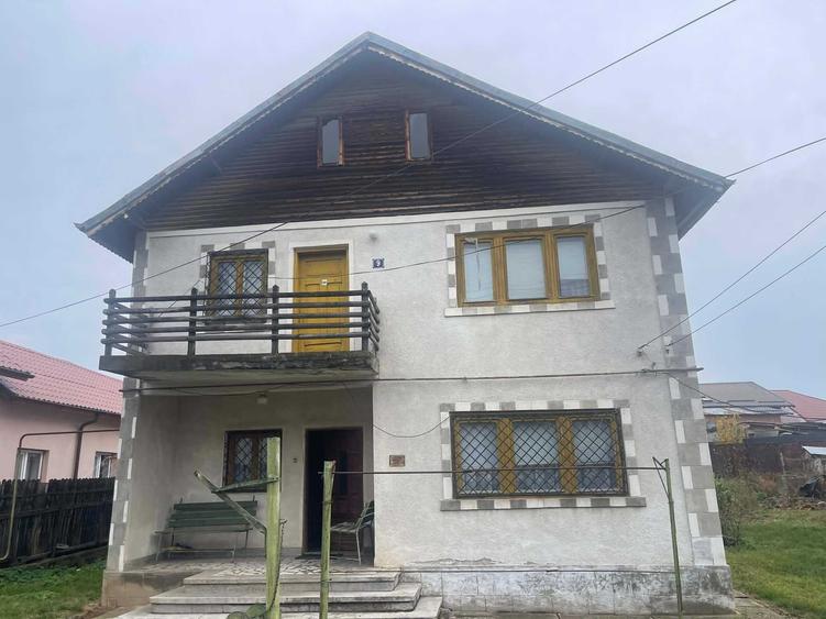 Casă cu 4 camere cu Teren 625 Mp în Central