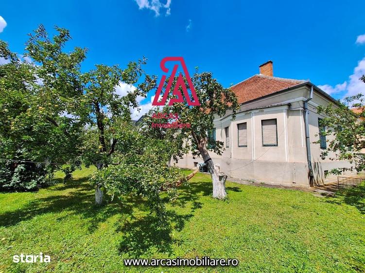 Casă cu 5 camere decomandat cu Teren 1000 Mp în Sub Arini