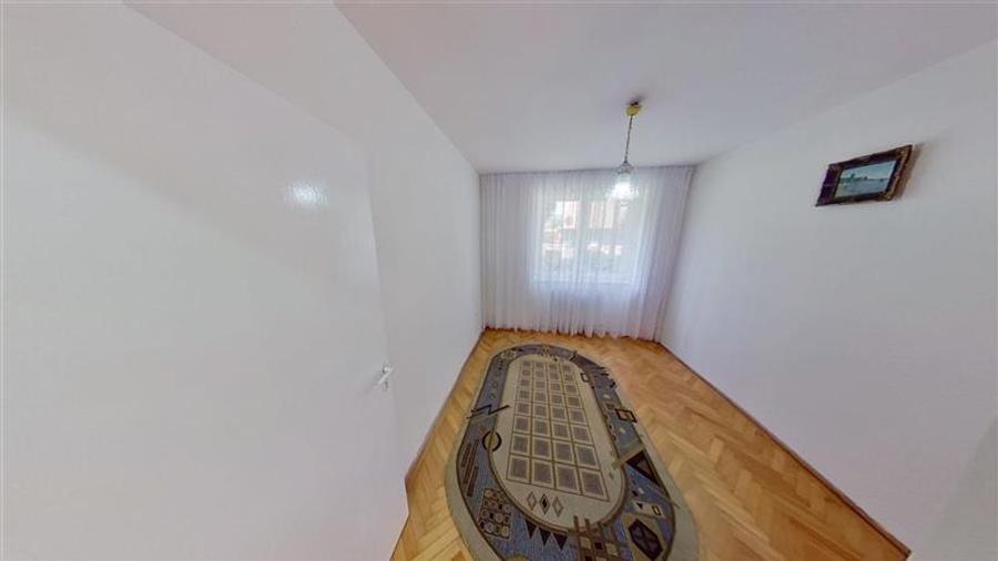 Apartament cu 3 camere decomandat în Astra