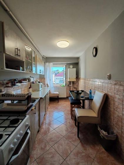 Apartament cu 2 camere decomandat, mobilat în Baia Sprie