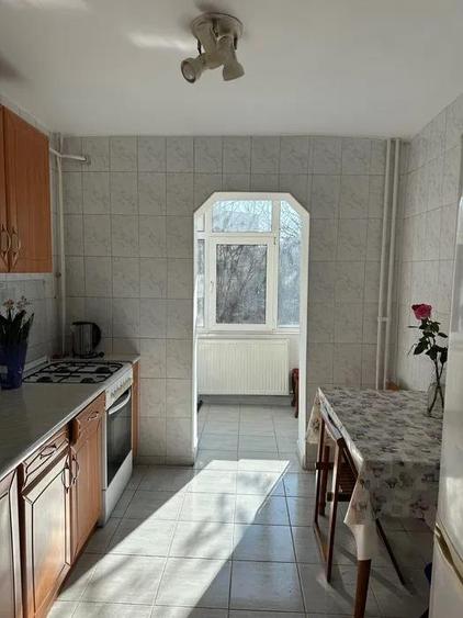Apartament cu 3 camere decomandat, mobilat în Central