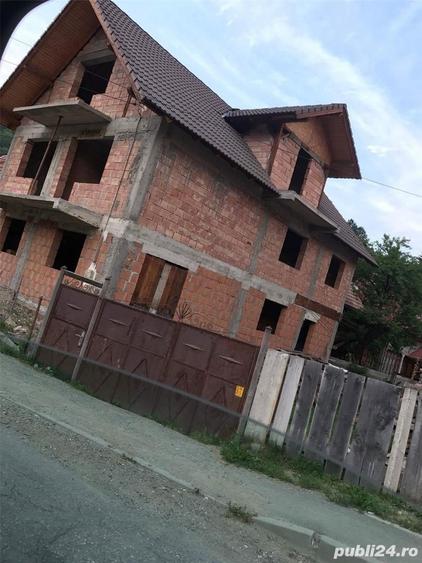 Casă cu 5 camere cu Teren 269 Mp în Poiana Mărului