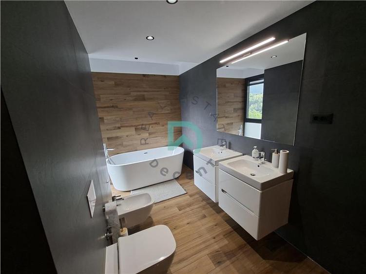 Apartament cu 4 camere decomandat în Drumul Poienii