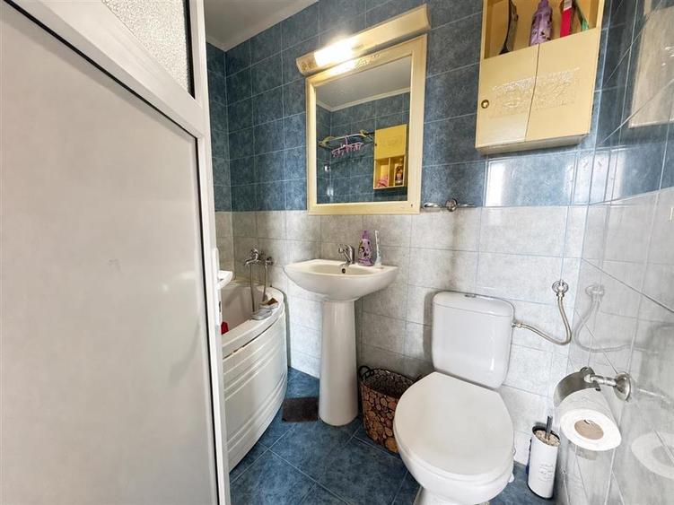 Apartament cu 3 camere semidecomandat, mobilat în Central