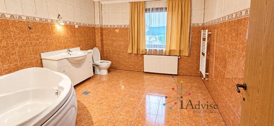 Casă individuală cu 12 camere cu Canalizare în Centrul Civic